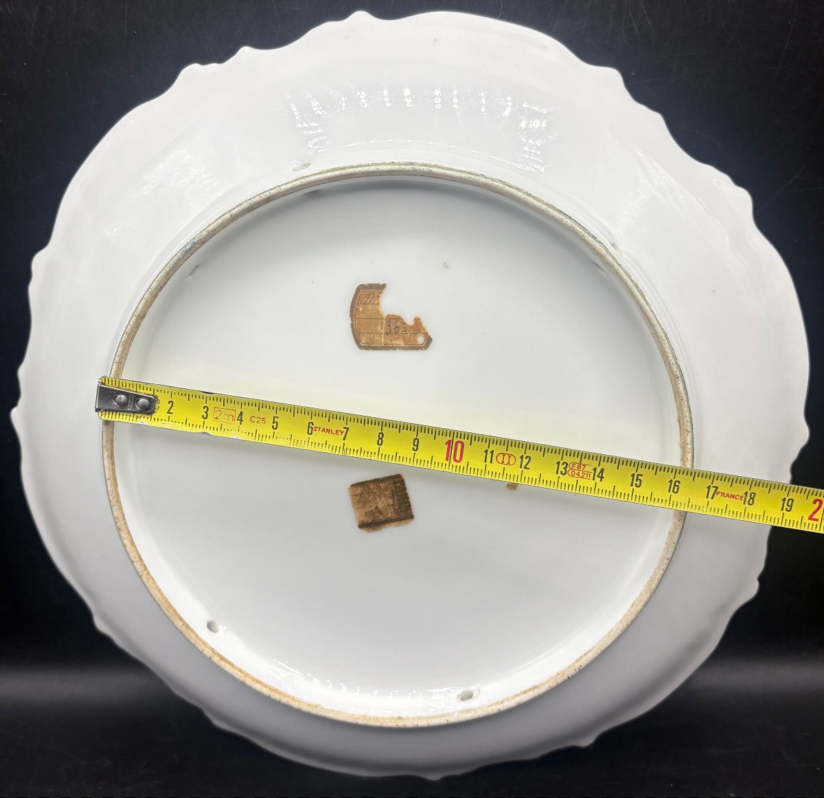 ASSIETTE DÉCORATIVE EN PORCELAINE ÉMAILLÉE PEINTE PAR A. MATO-photo-1