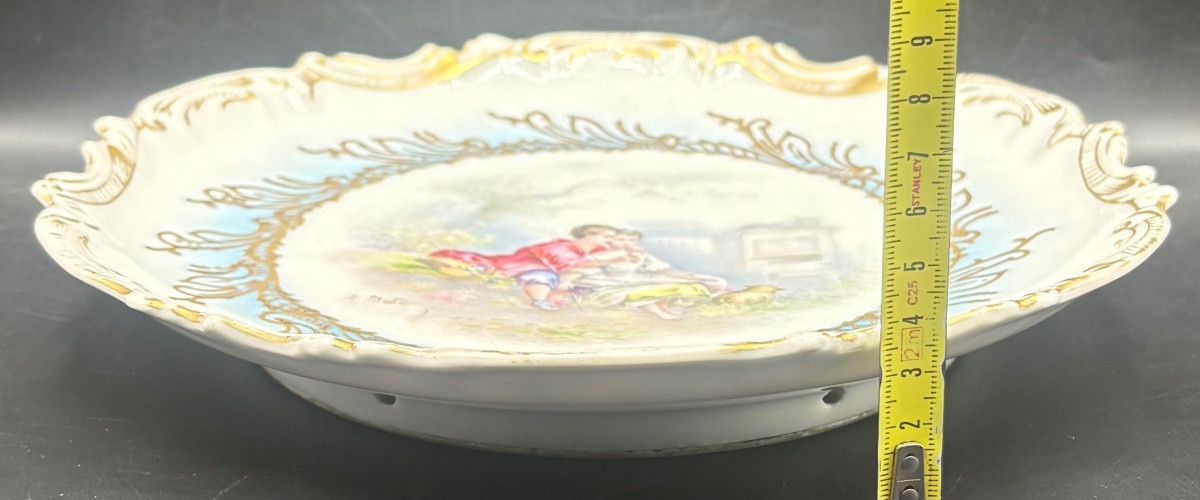 ASSIETTE DÉCORATIVE EN PORCELAINE ÉMAILLÉE PEINTE PAR A. MATO-photo-2