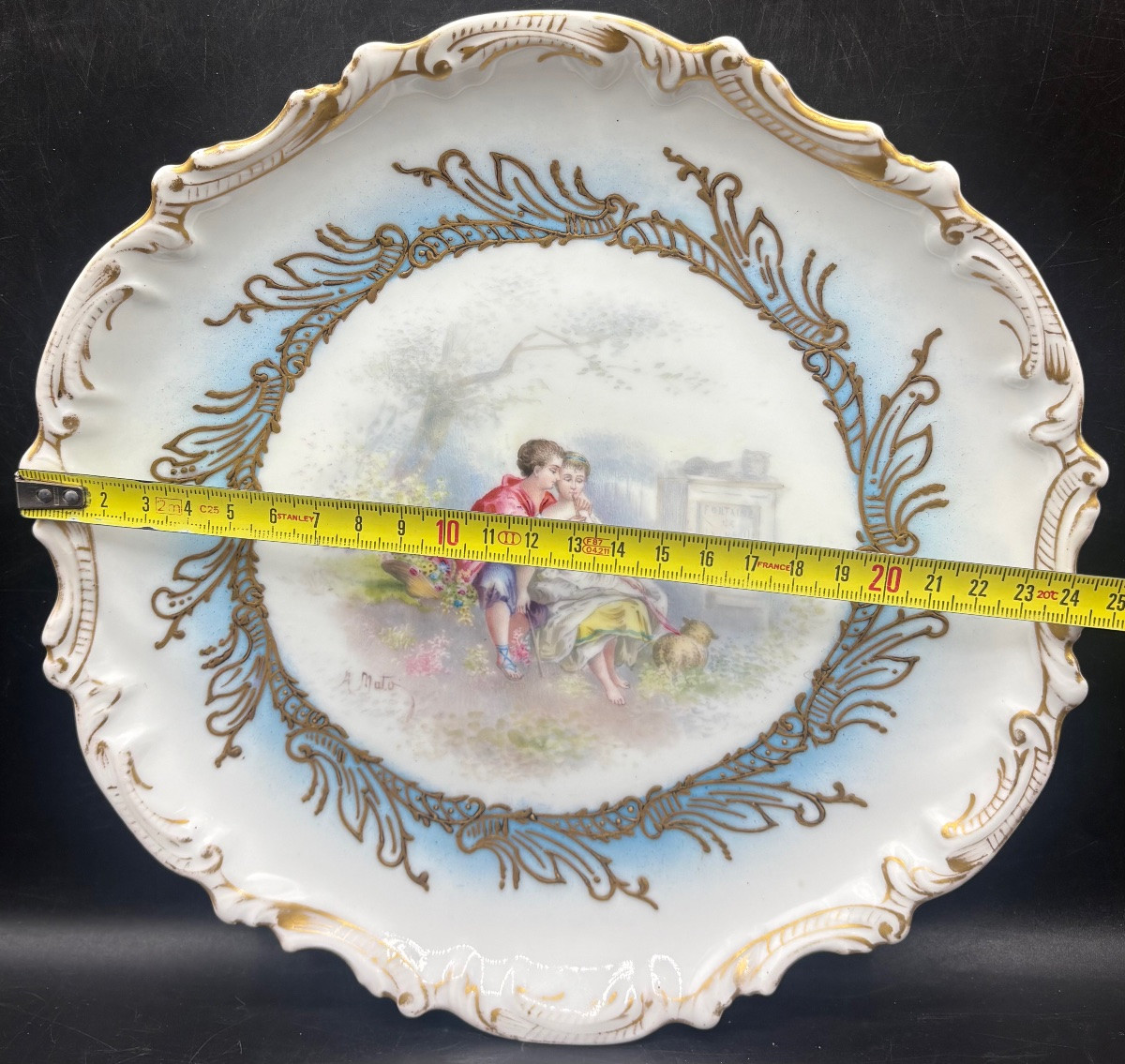ASSIETTE DÉCORATIVE EN PORCELAINE ÉMAILLÉE PEINTE PAR A. MATO-photo-3