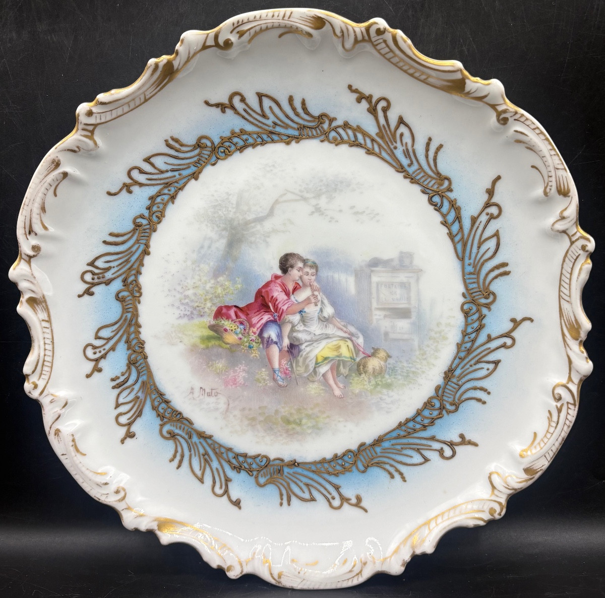 ASSIETTE DÉCORATIVE EN PORCELAINE ÉMAILLÉE PEINTE PAR A. MATO