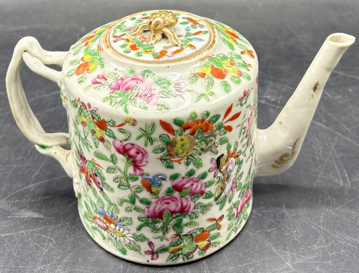 THÉIÈRE EN PORCELAINE ÉMAILLÉE PEINTE FIN XIXÈME CANTON CHINE
