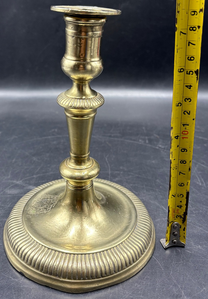 BOUGEOIR EN BRONZE FONDU POLI DU DÉBUT XVII ARMORIÉ POUR UN CARDINAL DU SUD OUEST -photo-4