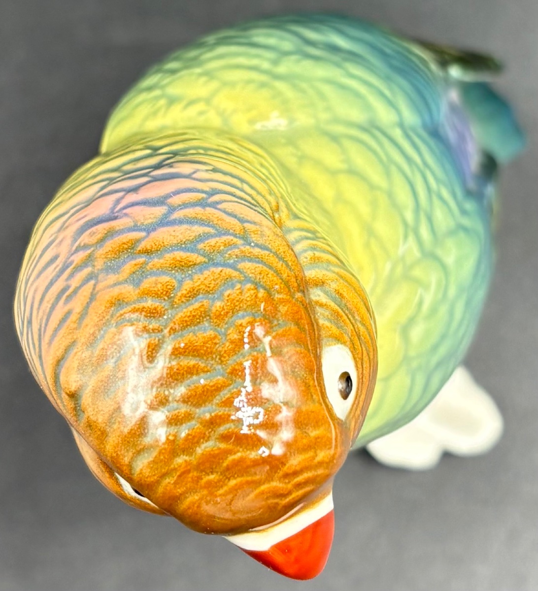 SUJET PERROQUET EN PORCELAINE ÉMAILLÉE DES ANNÉES 1920 PAR KARL ENS -photo-1