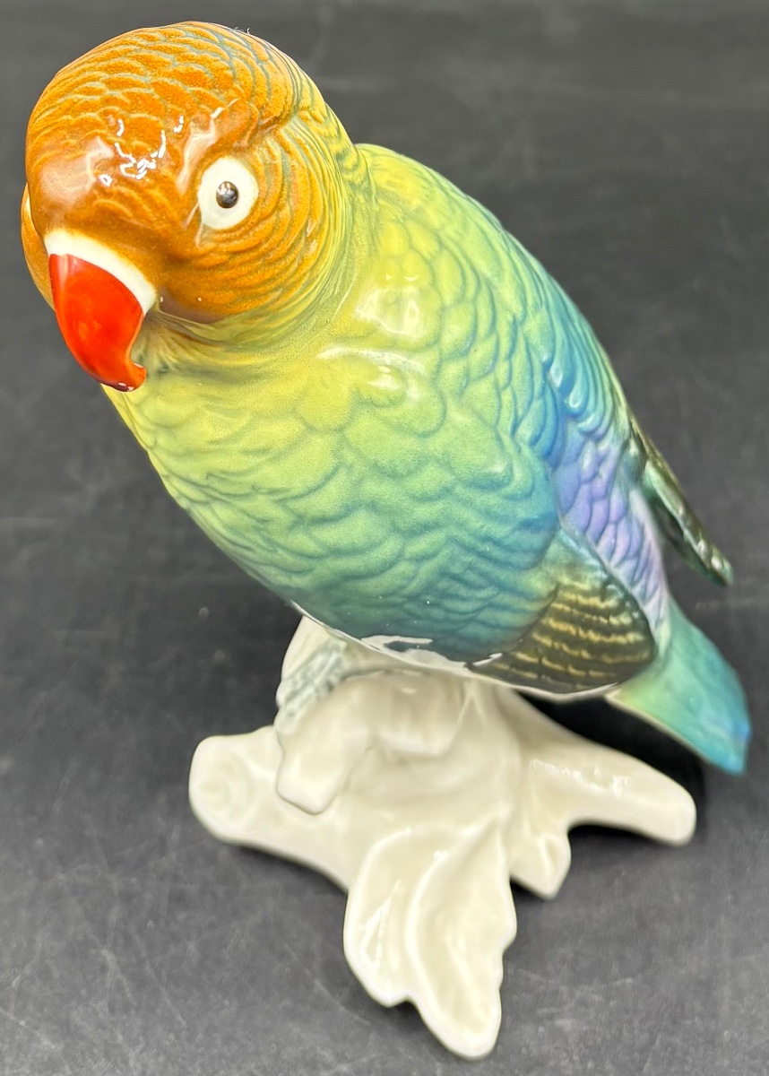 SUJET PERROQUET EN PORCELAINE ÉMAILLÉE DES ANNÉES 1920 PAR KARL ENS 