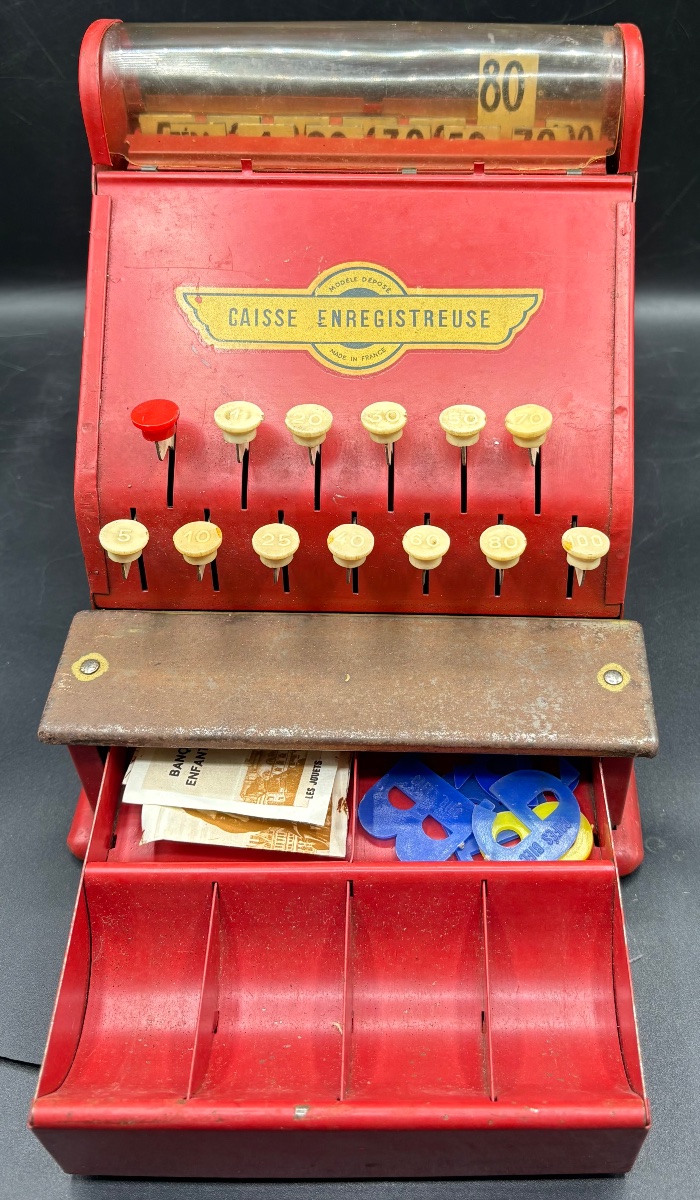 UNE CAISSE ENREGISTREUSE EN FER PEINT DES ANNÉES 1930/40 FRANÇAISE