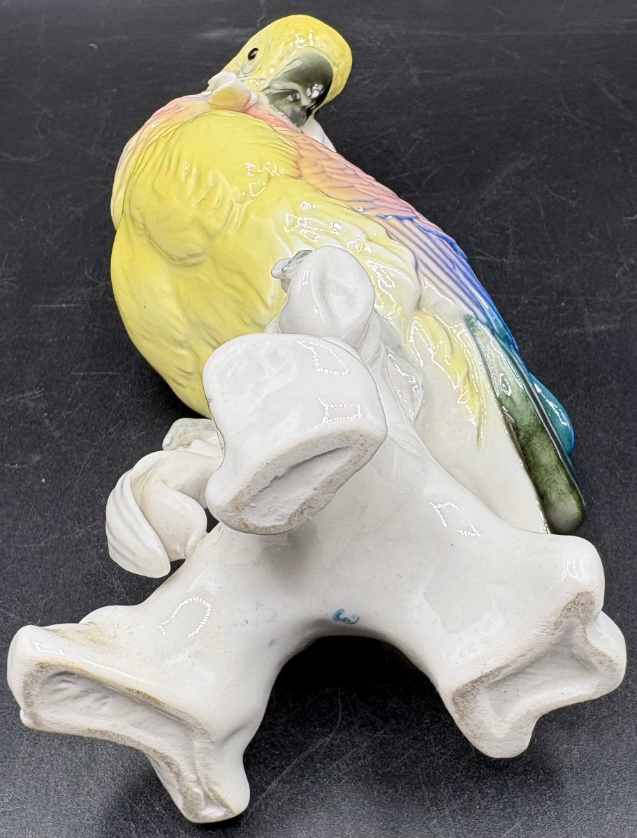UN SUJET PERROQUET EN PORCELAINE ÉMAILLÉE DES ANNÉES 1920 PAR KARL ENS-photo-2
