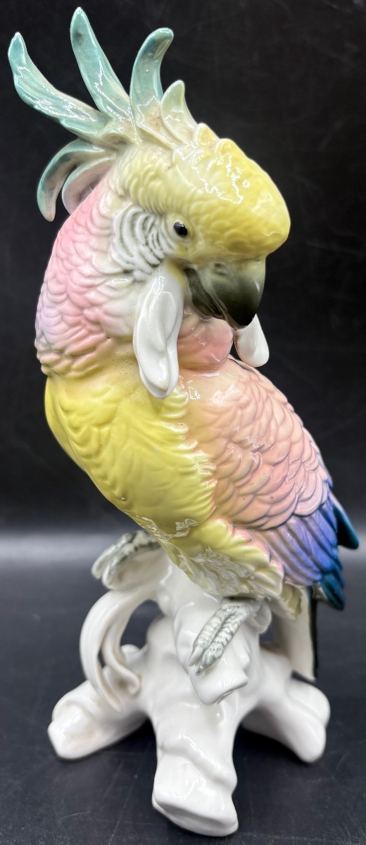 UN SUJET PERROQUET EN PORCELAINE ÉMAILLÉE DES ANNÉES 1920 PAR KARL ENS