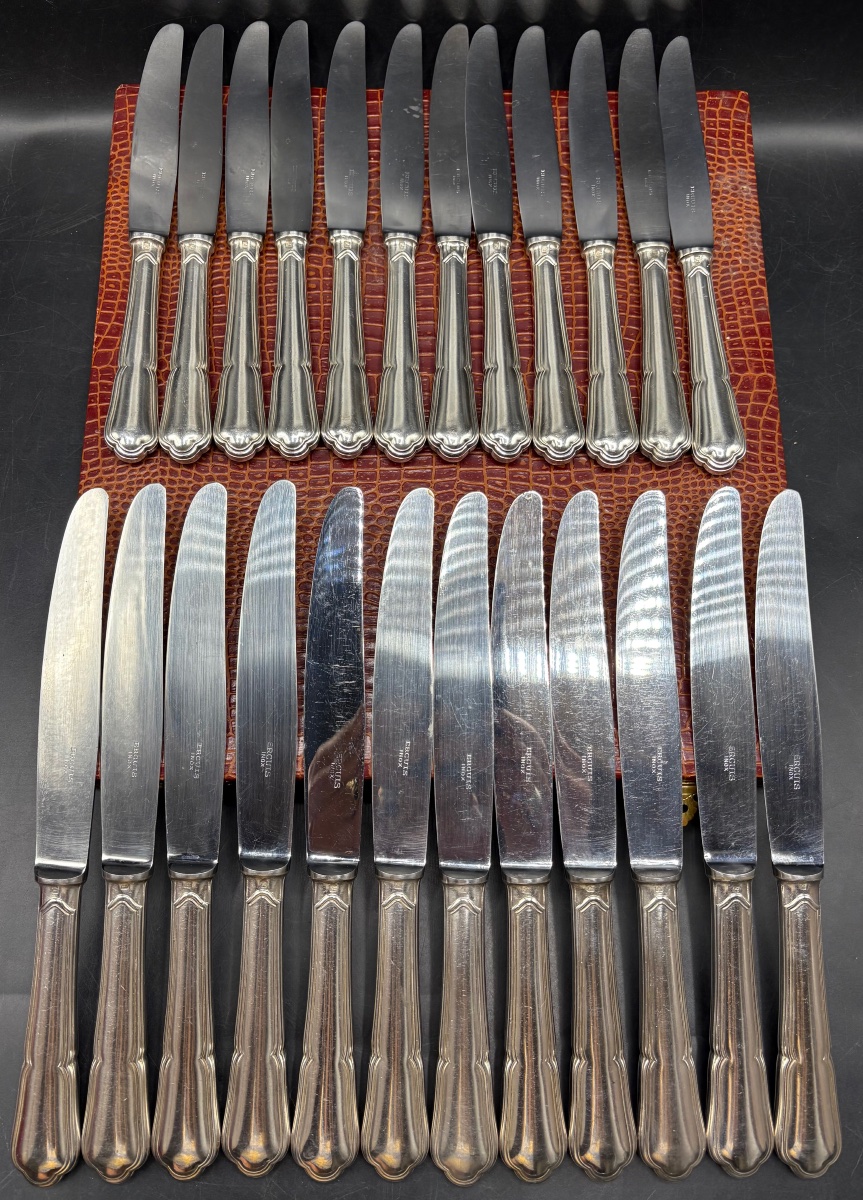 UNE SÉRIE DE DEUX FOIS DOUZE COUTEAUX DE TABLE EN MÉTAL ARGENTÉ LAME INOX VERS 1930 ERCUIS-photo-3