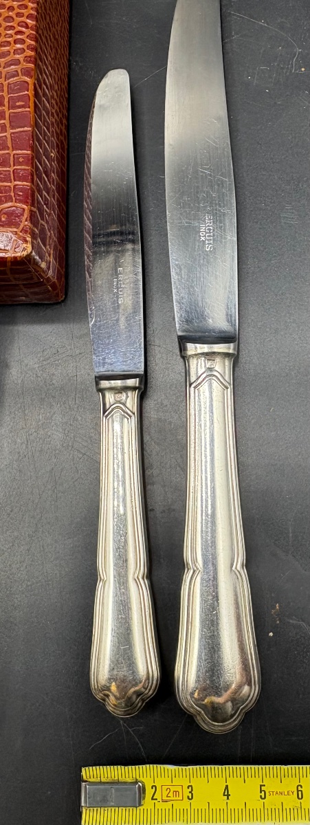 UNE SÉRIE DE DEUX FOIS DOUZE COUTEAUX DE TABLE EN MÉTAL ARGENTÉ LAME INOX VERS 1930 ERCUIS-photo-5