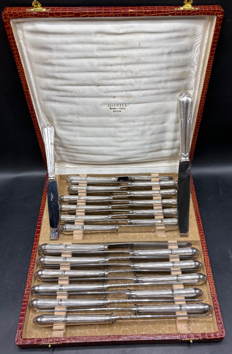 UNE SÉRIE DE DEUX FOIS DOUZE COUTEAUX DE TABLE EN MÉTAL ARGENTÉ LAME INOX VERS 1930 ERCUIS