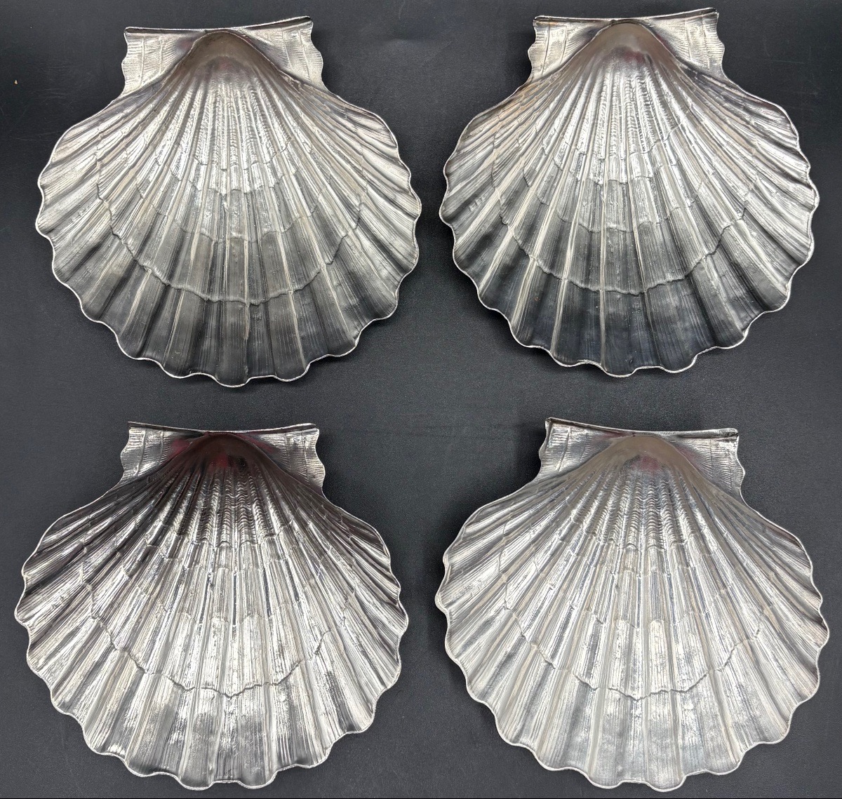 QUATRE COQUILLES SAINT JACQUES EN MÉTAL ARGENTÉ DES ANNÉES 1930 FRANÇAISES
