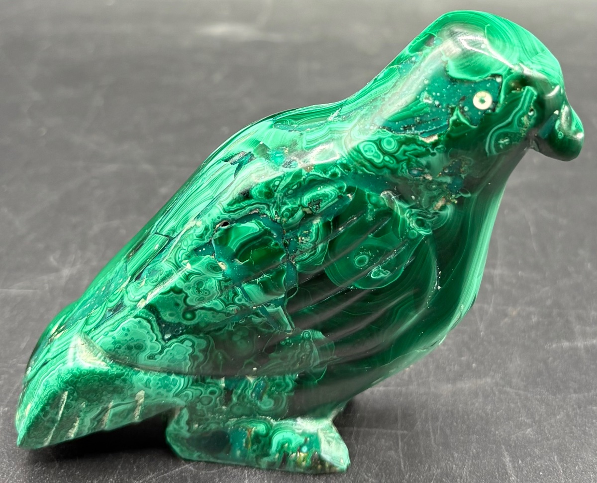SUJET OISEAU EN MALAKITE TAILLÉE SCULPTÉE POLIE DES ANNÉES 1980 DU BRÉSIL 