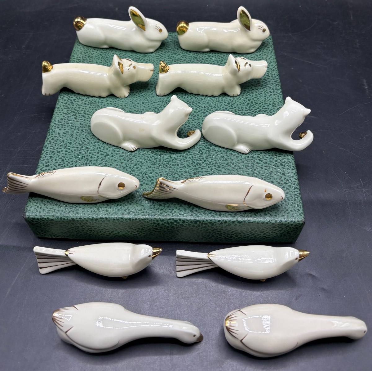 PORTES COUTEAUX EN PORCELAINE ÉMAILLÉE DORÉE DES ANNÉES 1930 FRANÇAIS -photo-3