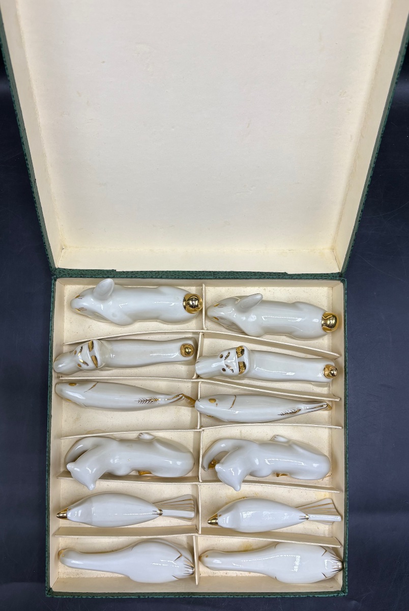 PORTES COUTEAUX EN PORCELAINE ÉMAILLÉE DORÉE DES ANNÉES 1930 FRANÇAIS -photo-1