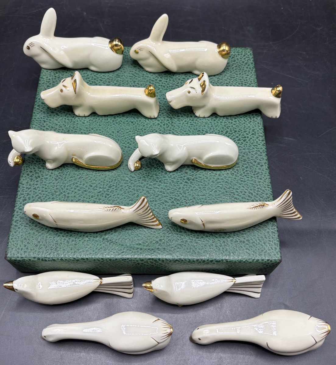 PORTES COUTEAUX EN PORCELAINE ÉMAILLÉE DORÉE DES ANNÉES 1930 FRANÇAIS 