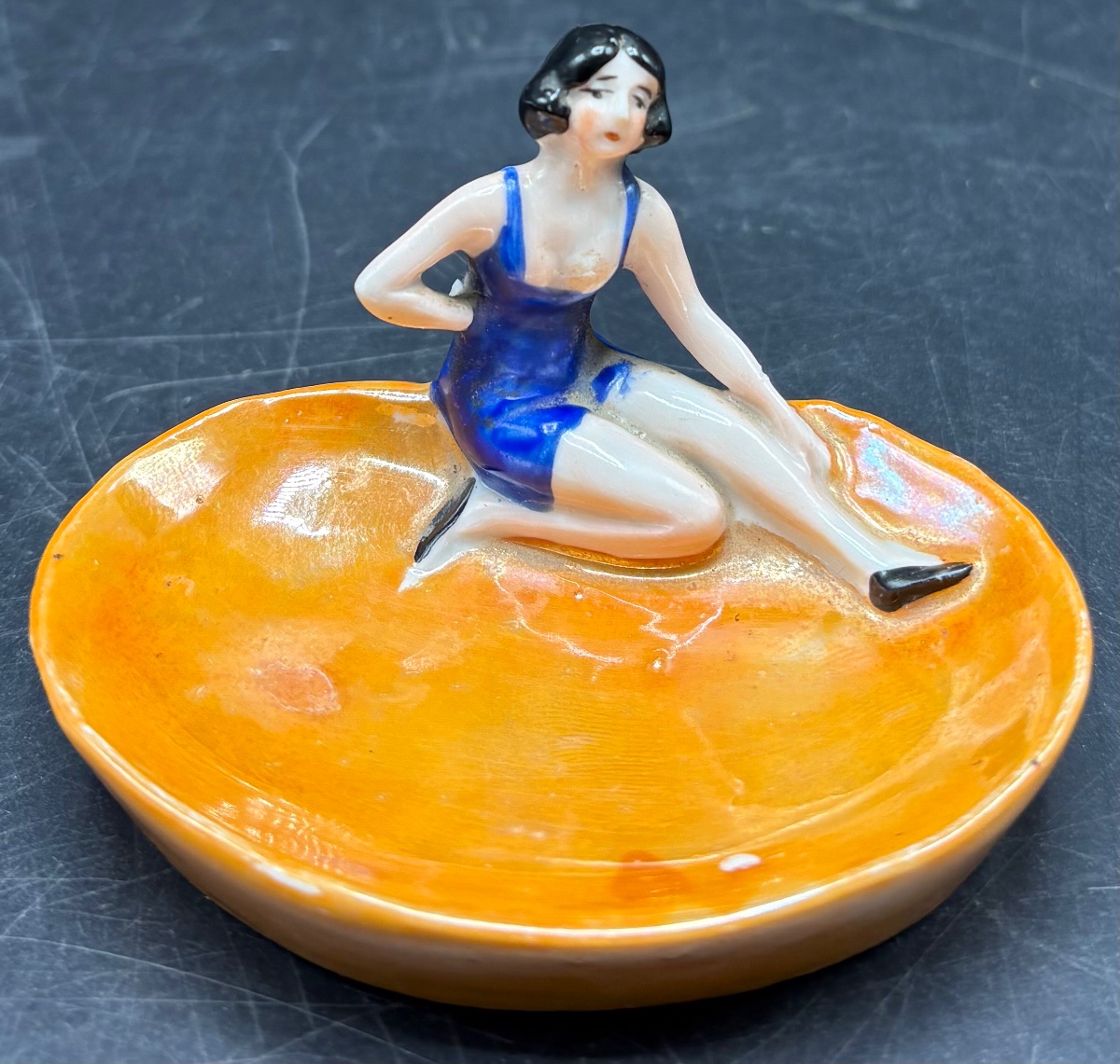 VIDE POCHE BAIGNEUSE EN PORCELAINE ÉMAILLÉE ALLEMANDE DES ANNÉES 1900/20
