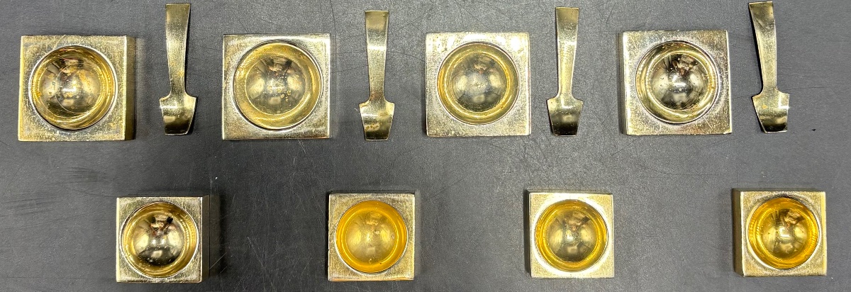 SÉRIE DE QUATRE SALERONS ET QUATRE POIVRIÈRES EN MÉTAL DORÉ FRANÇAIS DES ANNÉES 1930-photo-2