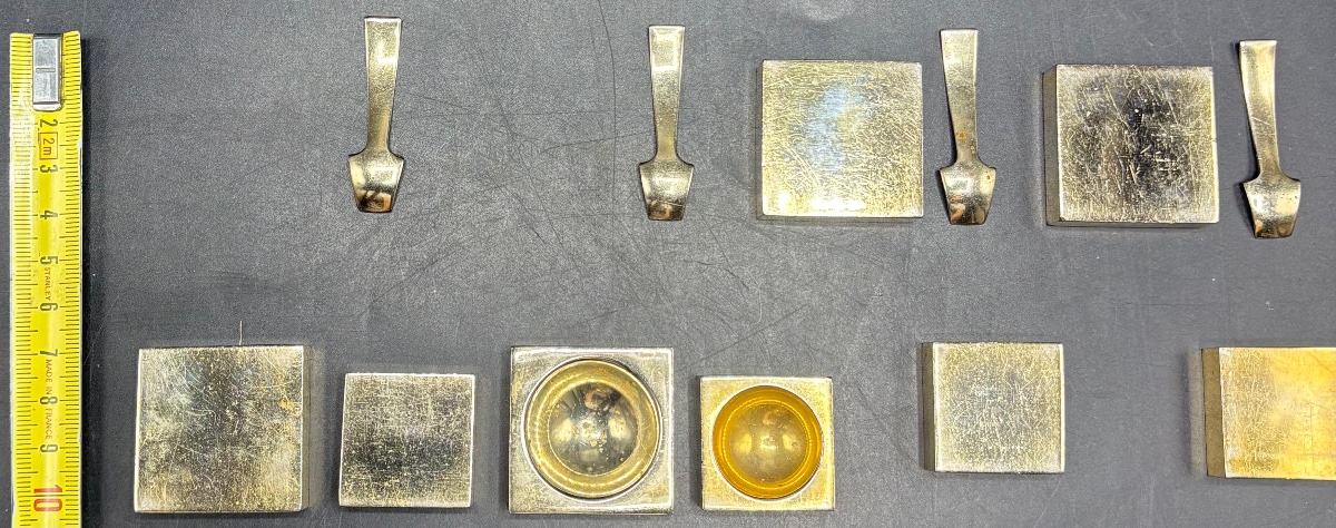 SÉRIE DE QUATRE SALERONS ET QUATRE POIVRIÈRES EN MÉTAL DORÉ FRANÇAIS DES ANNÉES 1930-photo-5