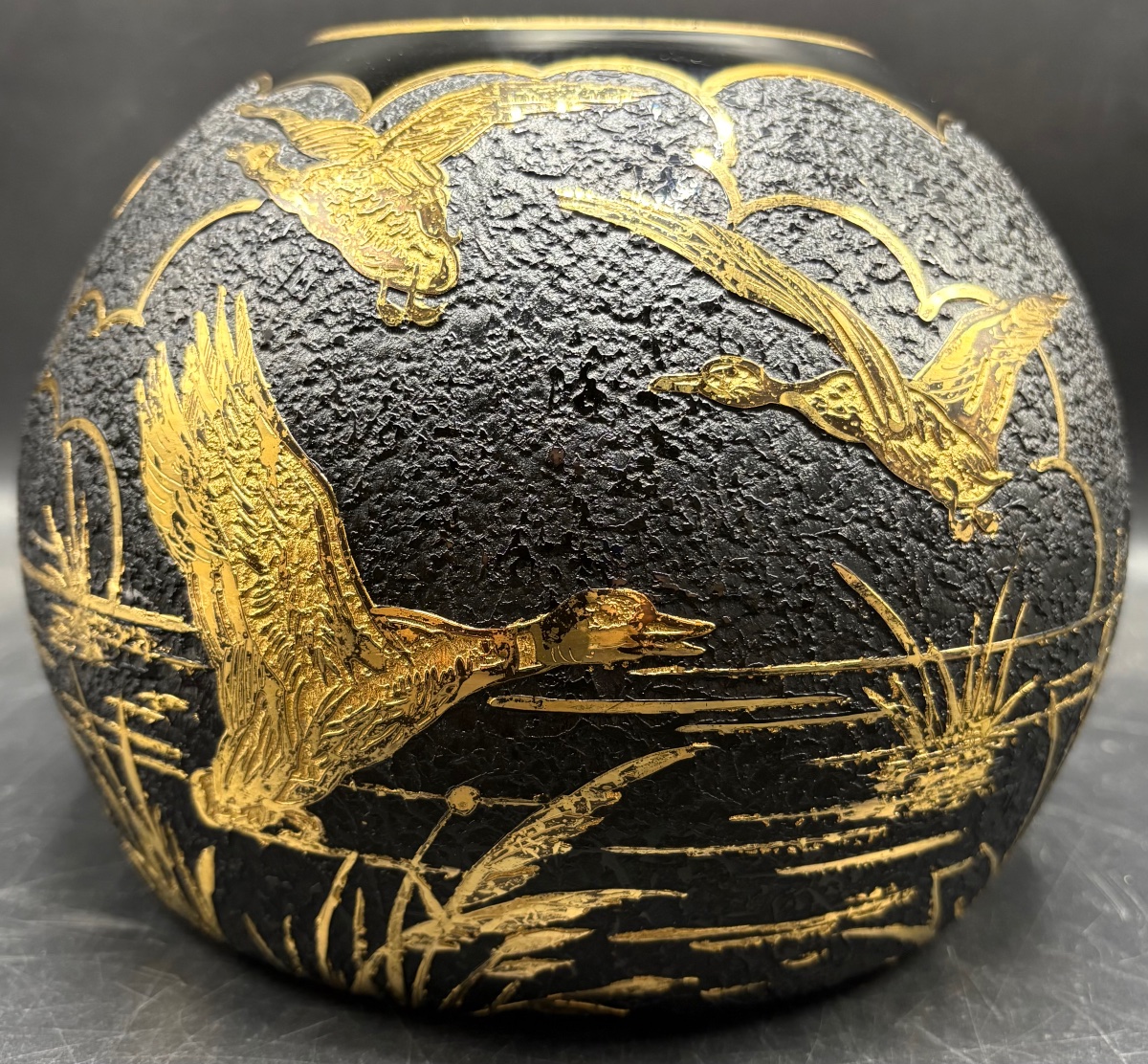 VASE BOULE EN VERRE SOUFFLÉ GRAVÉ À L’ACIDE ET DORÉ DES ANNÉES 1930 PAR SCHNEIDER 
