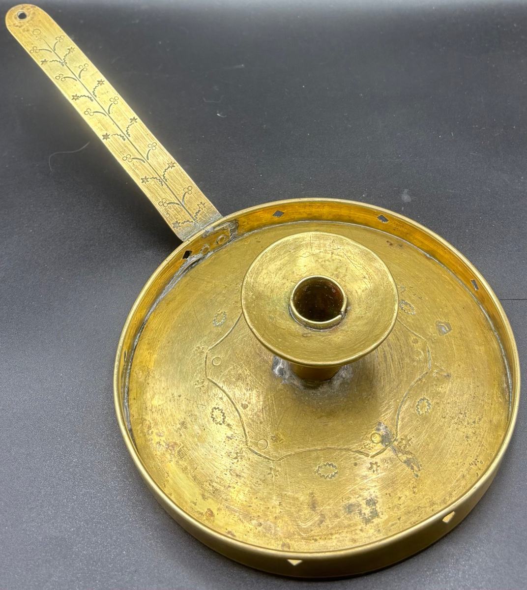 UN BOUGEOIR EN LAITON GRAVÉ DE LA FIN DU XVIIIÈME FRANÇAIS -photo-3