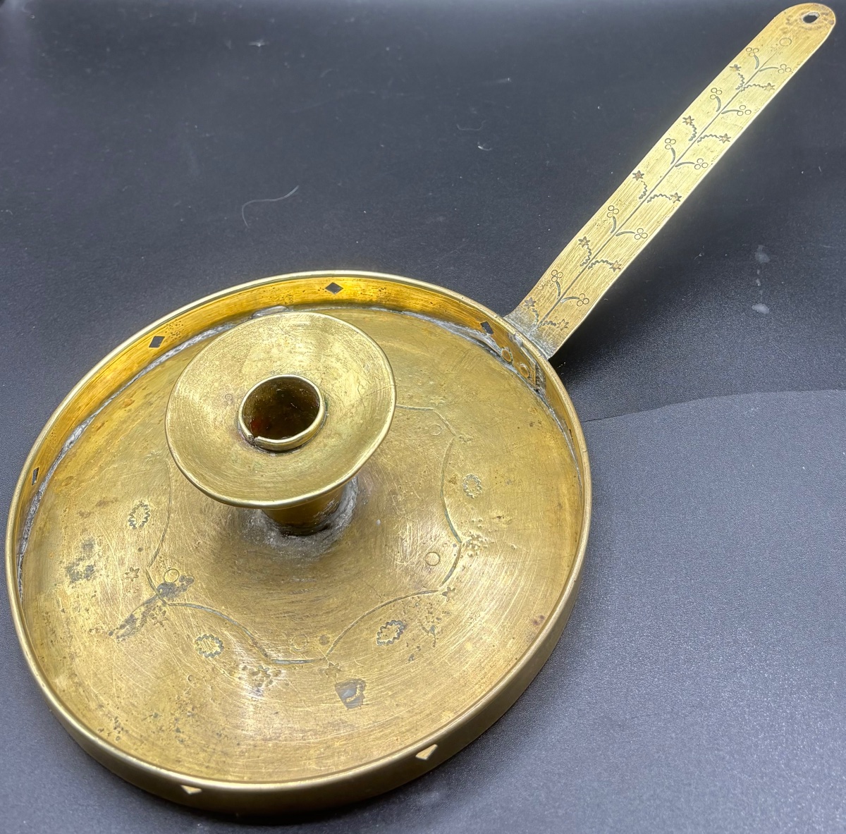 UN BOUGEOIR EN LAITON GRAVÉ DE LA FIN DU XVIIIÈME FRANÇAIS -photo-4