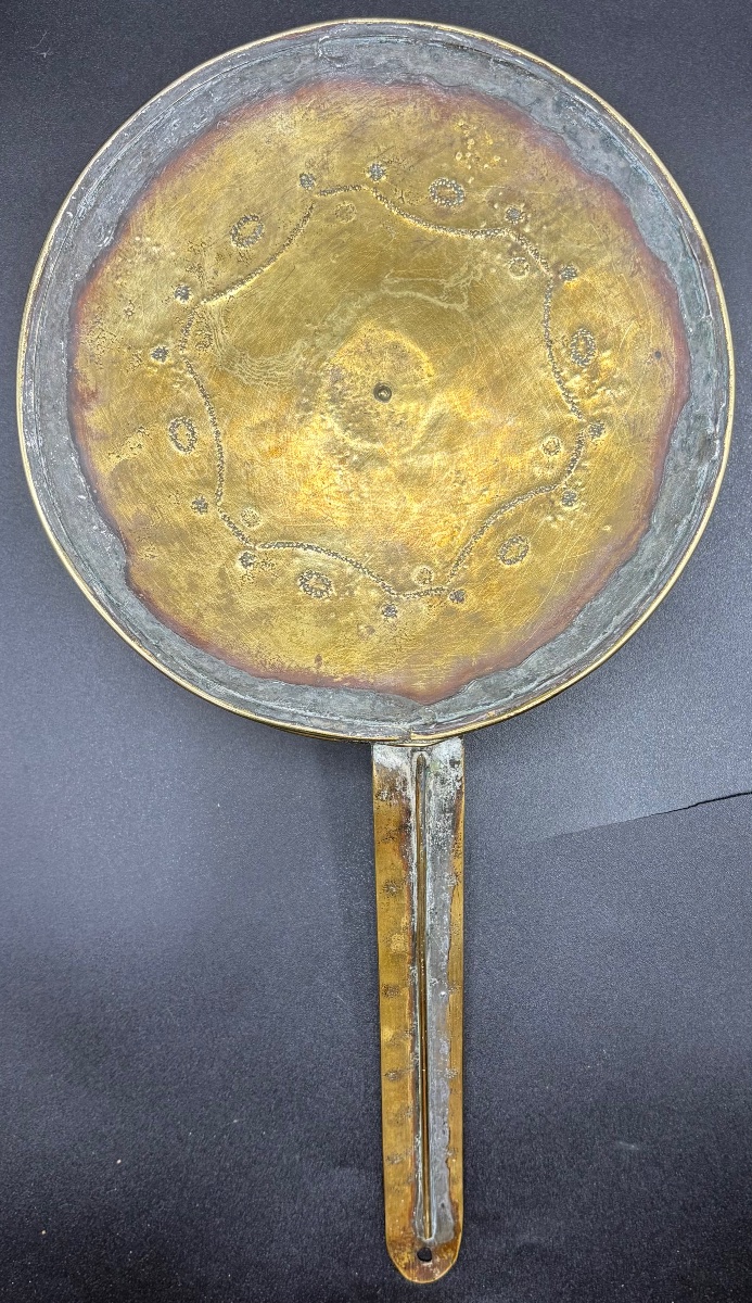 UN BOUGEOIR EN LAITON GRAVÉ DE LA FIN DU XVIIIÈME FRANÇAIS -photo-1