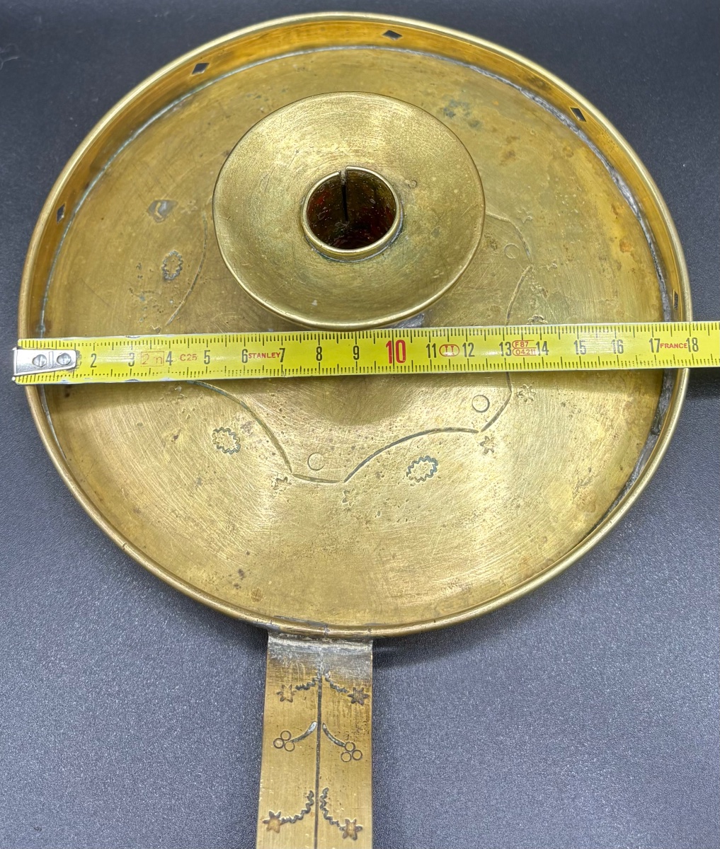 UN BOUGEOIR EN LAITON GRAVÉ DE LA FIN DU XVIIIÈME FRANÇAIS -photo-7