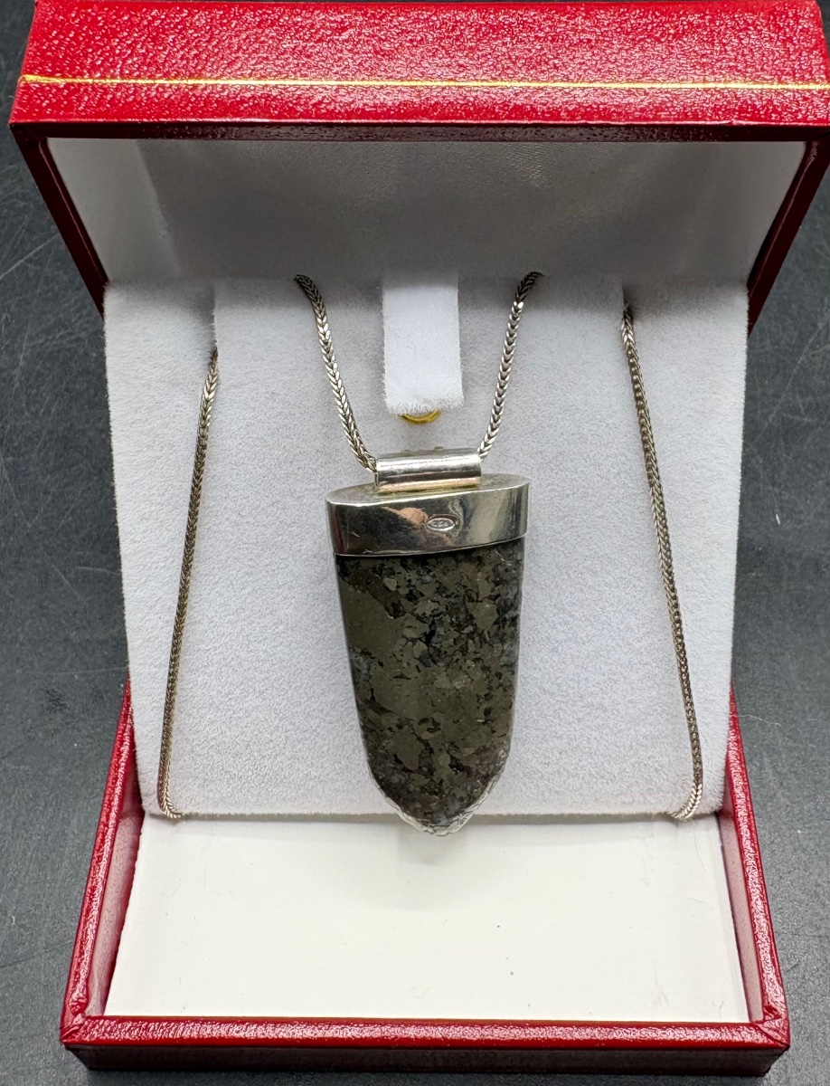 PENDENTIF PIERRE NATURELLE MONTÉE ARGENT MASSIF ET GRENAT DES ANNÉES 1970 ÉTRANGER -photo-2
