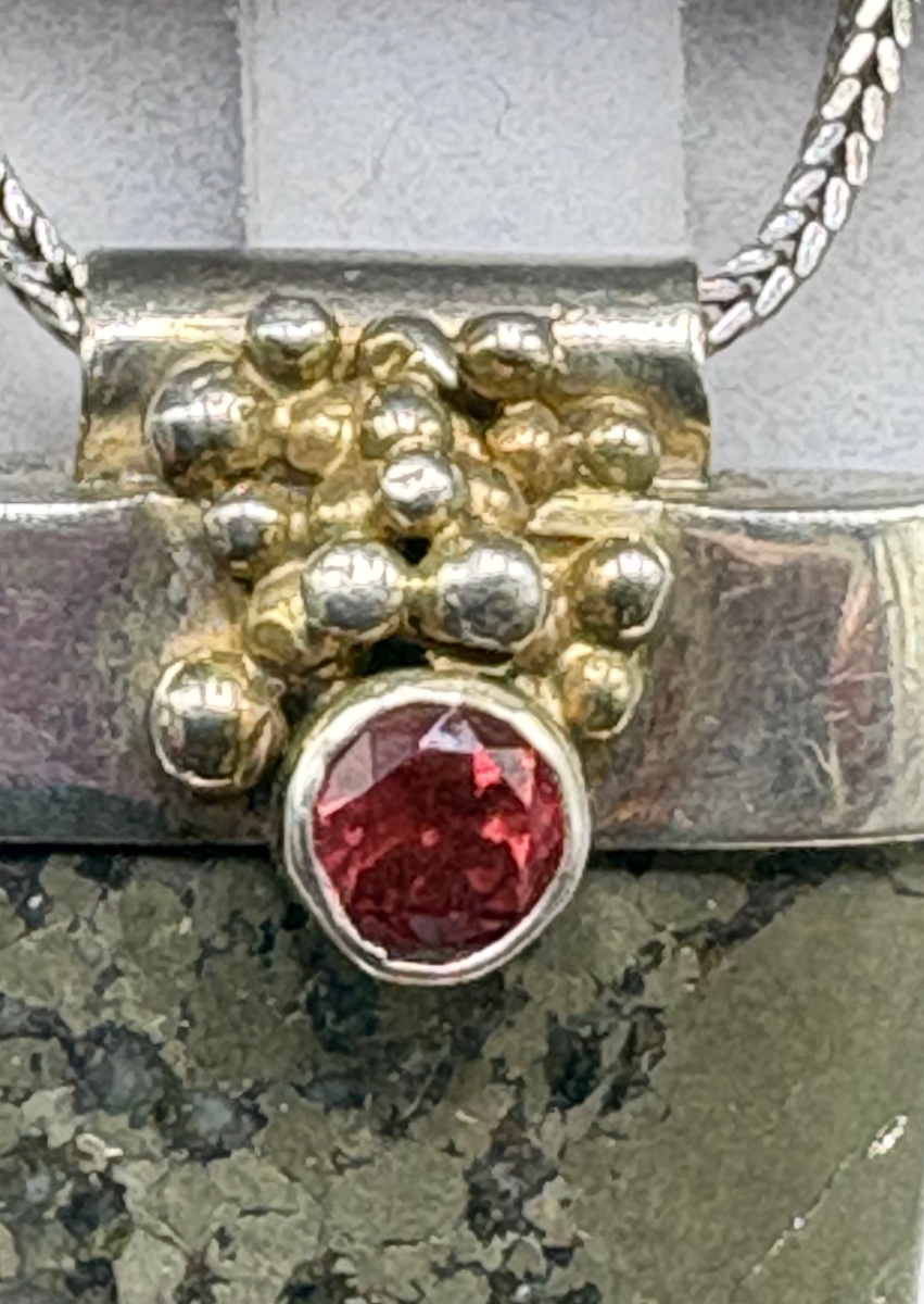 PENDENTIF PIERRE NATURELLE MONTÉE ARGENT MASSIF ET GRENAT DES ANNÉES 1970 ÉTRANGER -photo-1