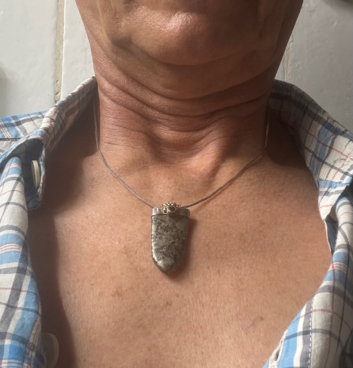 PENDENTIF PIERRE NATURELLE MONTÉE ARGENT MASSIF ET GRENAT DES ANNÉES 1970 ÉTRANGER -photo-2