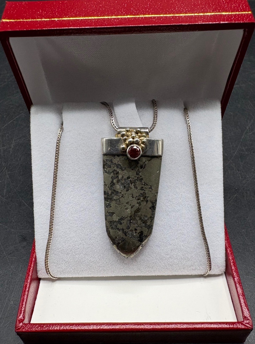 PENDENTIF PIERRE NATURELLE MONTÉE ARGENT MASSIF ET GRENAT DES ANNÉES 1970 ÉTRANGER 