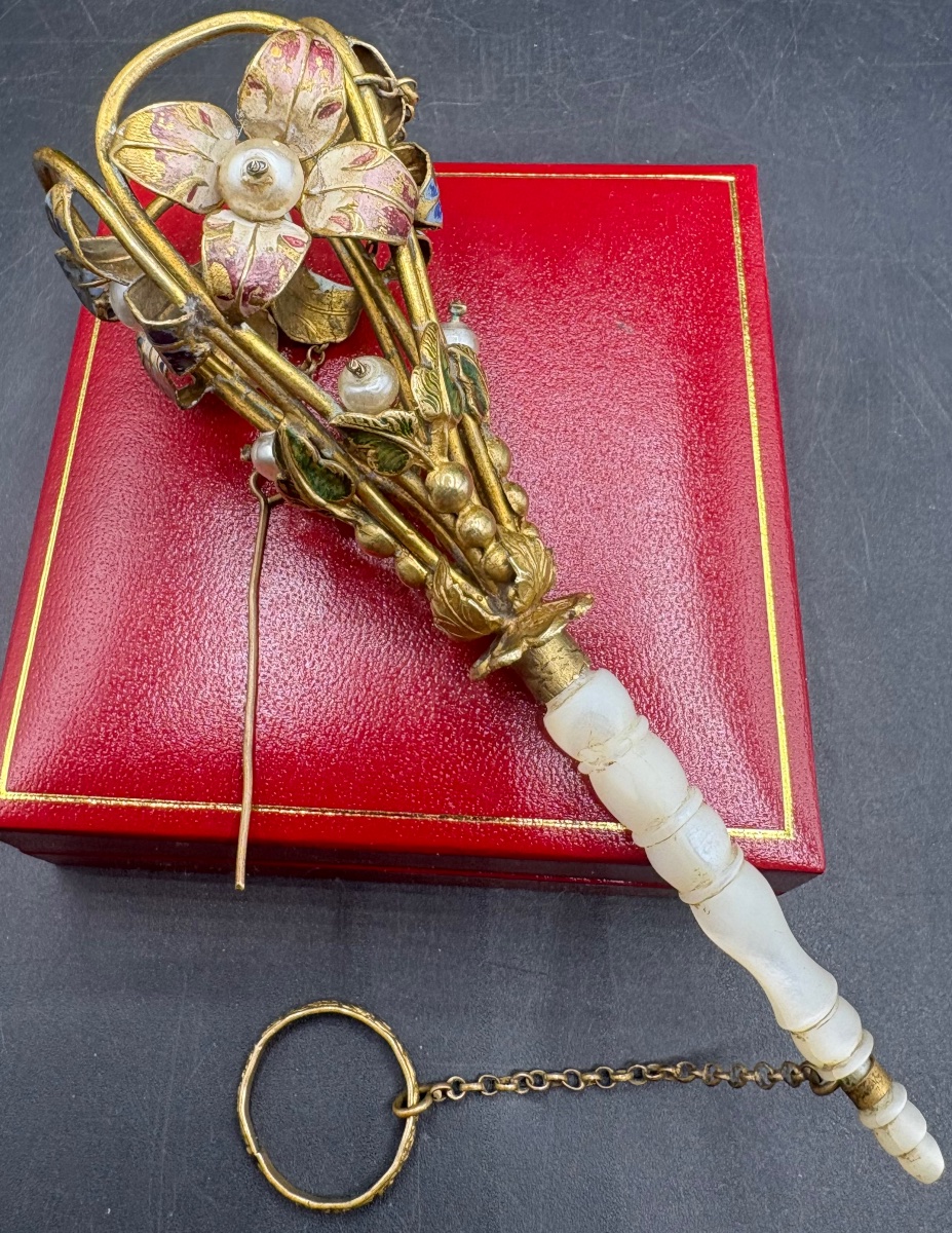 PORTE BOUQUET DE MARIAGE EN NACRE, LAITON DORÉ, PERLES, ÉMAIL, FRANÇAIS FIN XIXÈME-photo-2