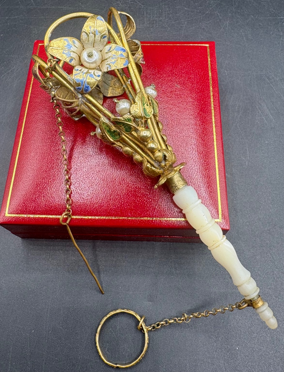 PORTE BOUQUET DE MARIAGE EN NACRE, LAITON DORÉ, PERLES, ÉMAIL, FRANÇAIS FIN XIXÈME-photo-3