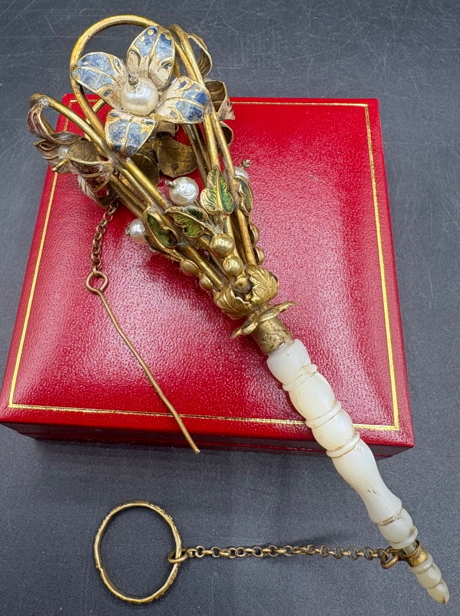 PORTE BOUQUET DE MARIAGE EN NACRE, LAITON DORÉ, PERLES, ÉMAIL, FRANÇAIS FIN XIXÈME-photo-4