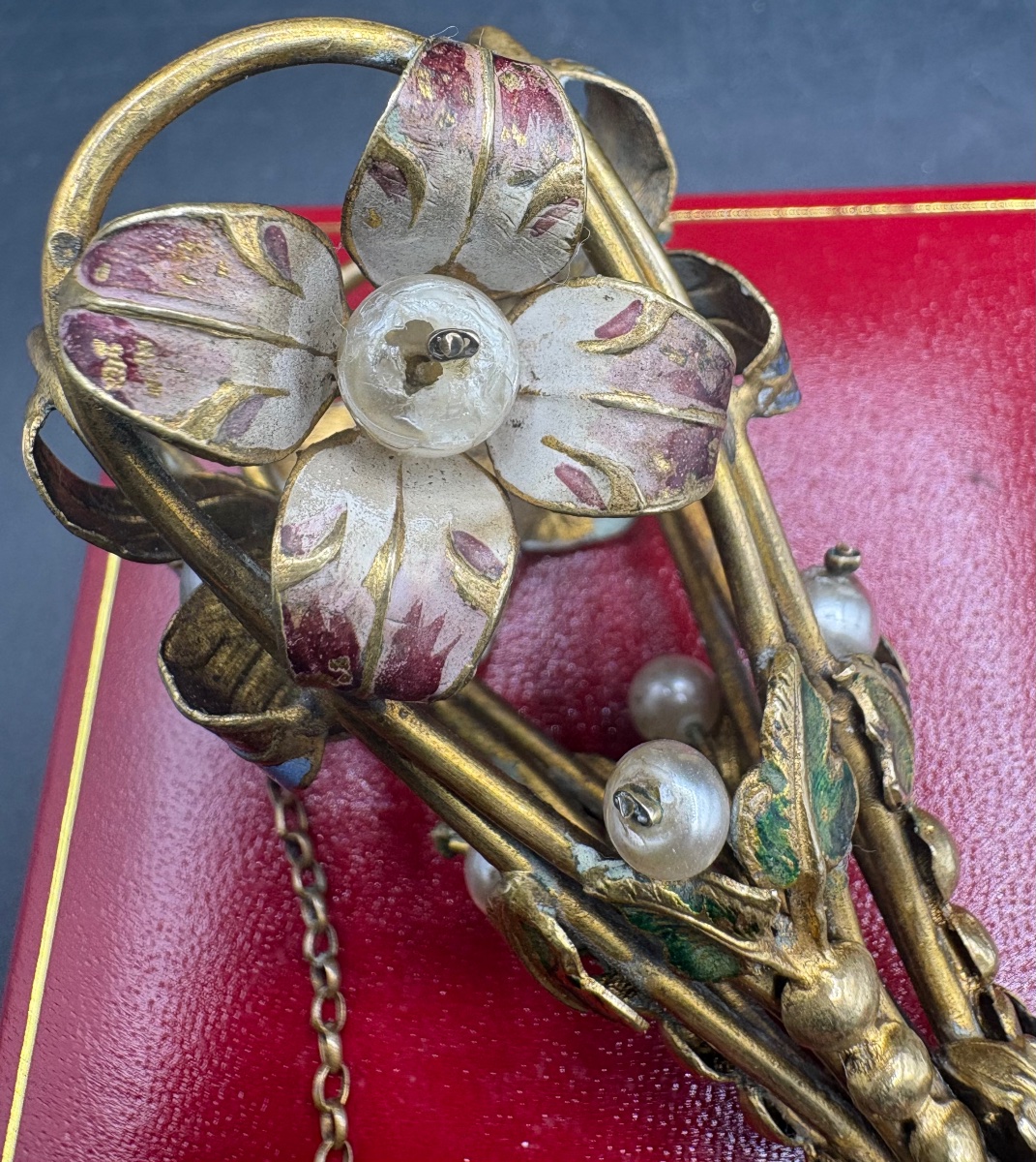 PORTE BOUQUET DE MARIAGE EN NACRE, LAITON DORÉ, PERLES, ÉMAIL, FRANÇAIS FIN XIXÈME-photo-2