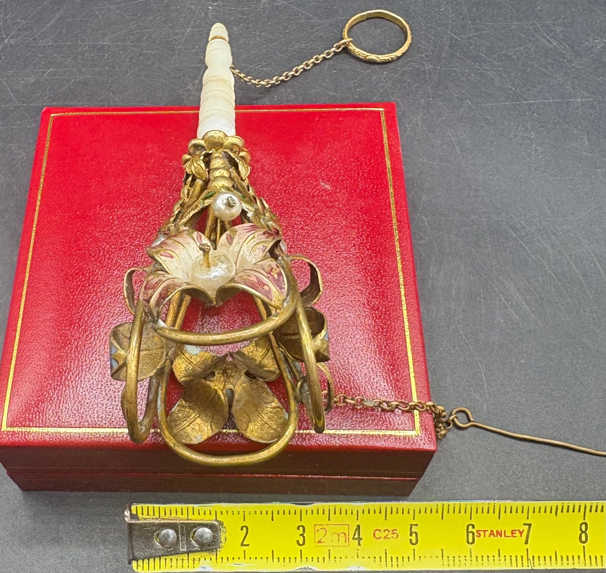PORTE BOUQUET DE MARIAGE EN NACRE, LAITON DORÉ, PERLES, ÉMAIL, FRANÇAIS FIN XIXÈME-photo-7