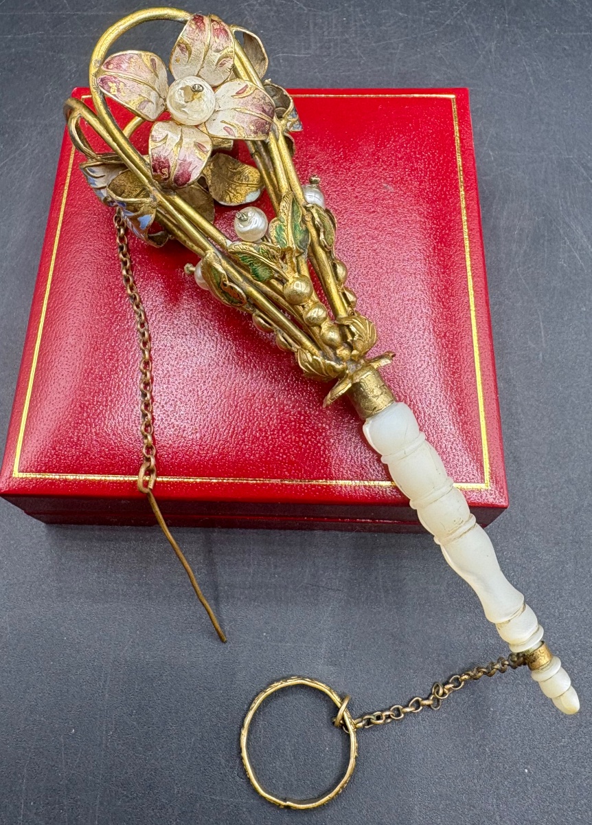 PORTE BOUQUET DE MARIAGE EN NACRE, LAITON DORÉ, PERLES, ÉMAIL, FRANÇAIS FIN XIXÈME