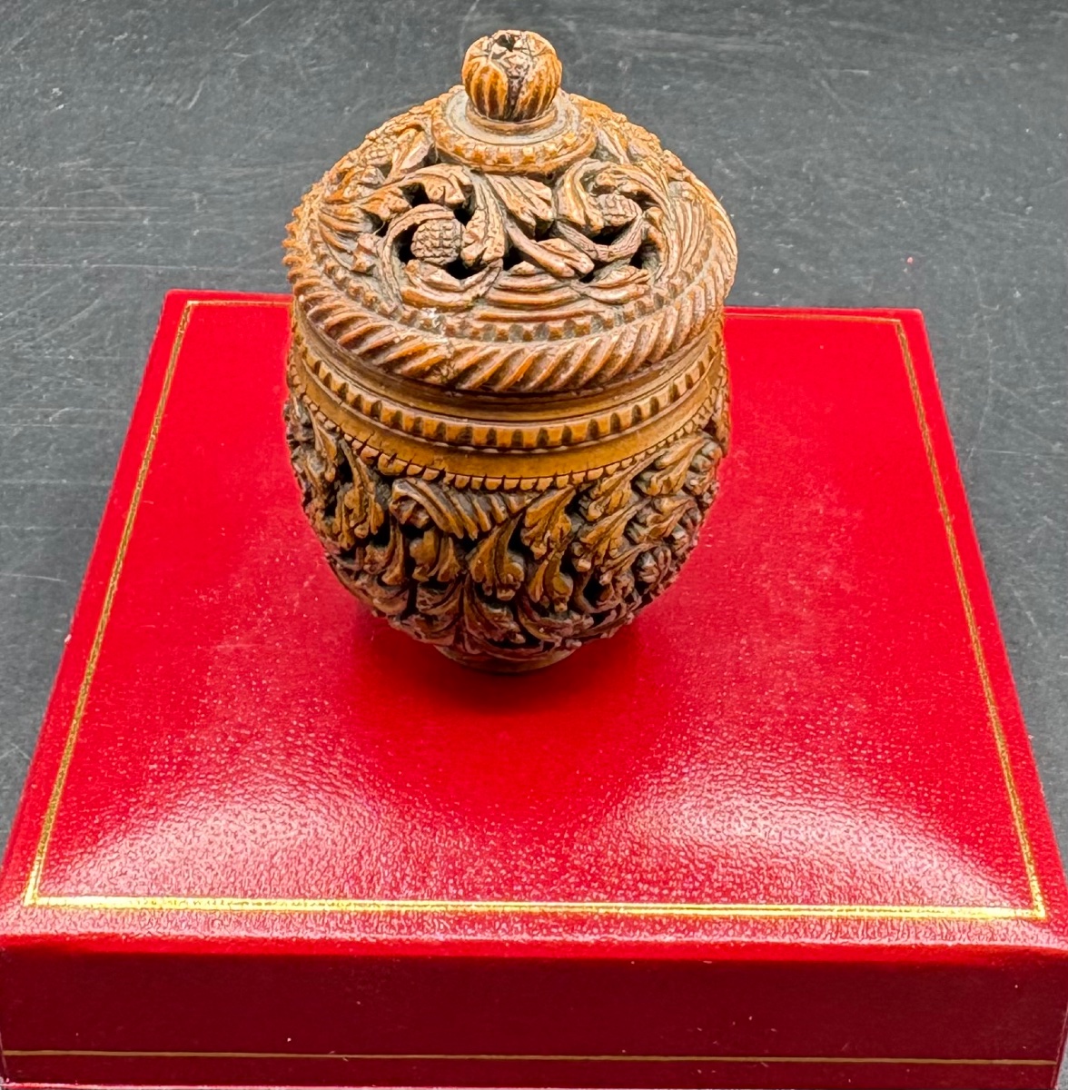 PETIT POT COUVERT EN COROZO SCULPTÉ DÉBUT XIXÈME DES COLONIES FRANÇAISES CAYENNES -photo-2