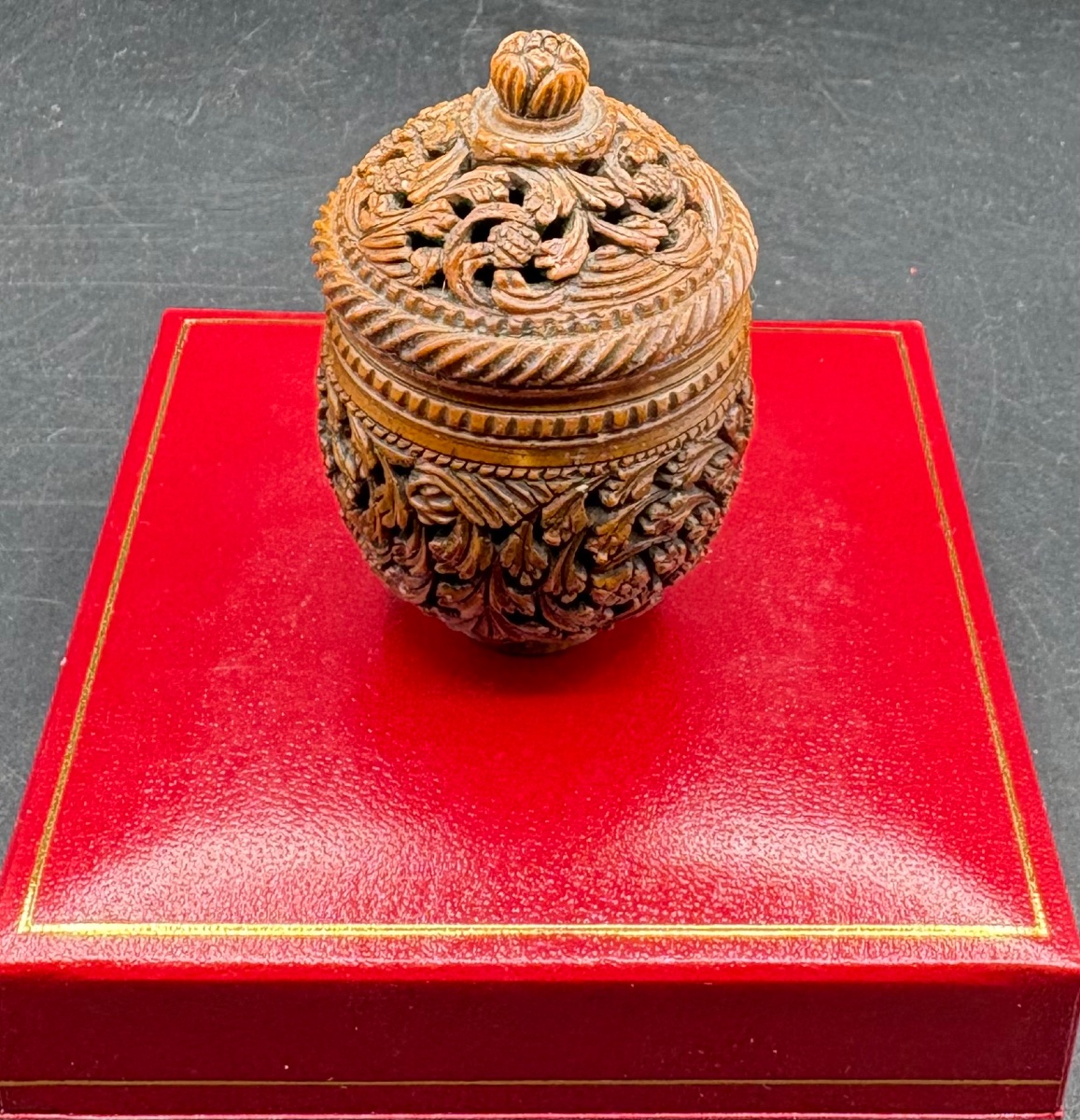 PETIT POT COUVERT EN COROZO SCULPTÉ DÉBUT XIXÈME DES COLONIES FRANÇAISES CAYENNES 