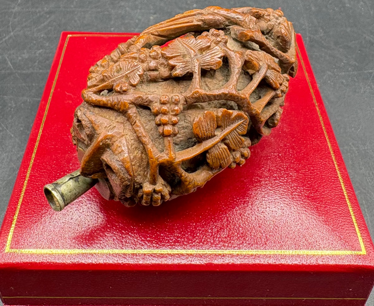 FLACON À HUMER LE TABAC EN COROZO SCULPTÉ, DU XVIIIÈME FRANÇAIS DE CAYENNE