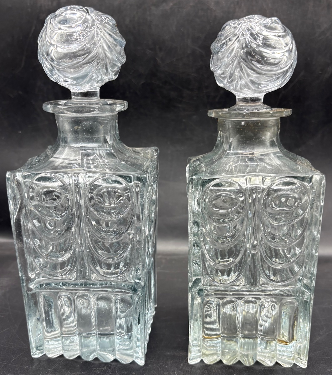PAIRE DE CARAFES À ALCOOL EN CRISTAL SOUFFLÉ MOULÉ TAILLÉ DU CREUSOT VERS 1810