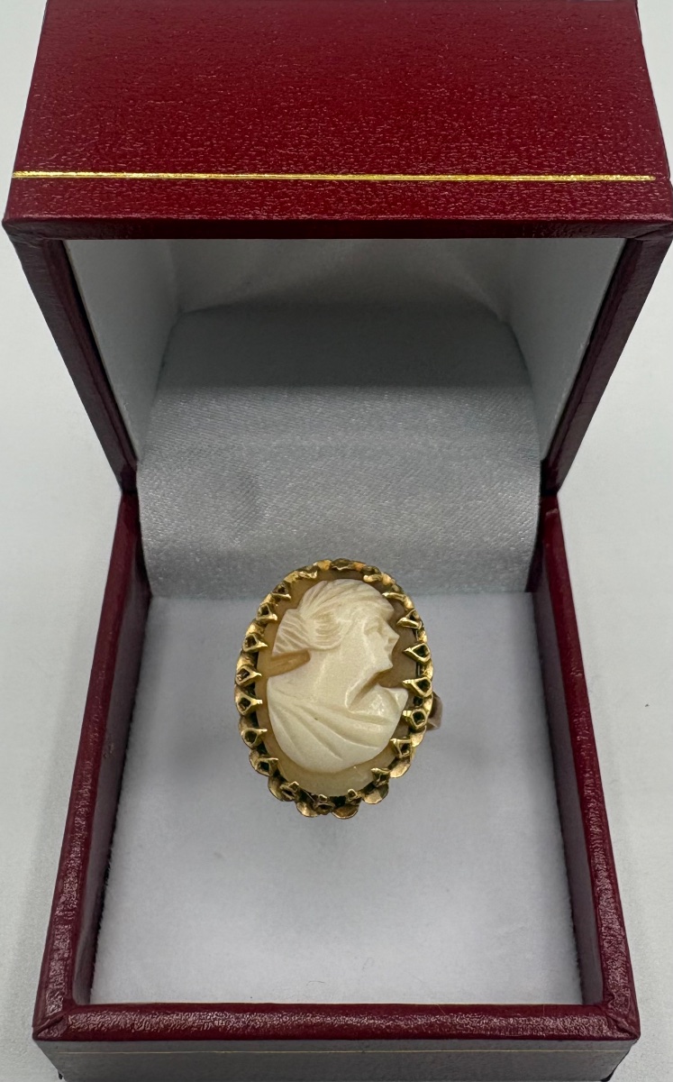 18k Gold Ring With A French Shell Cameé From The 1940s