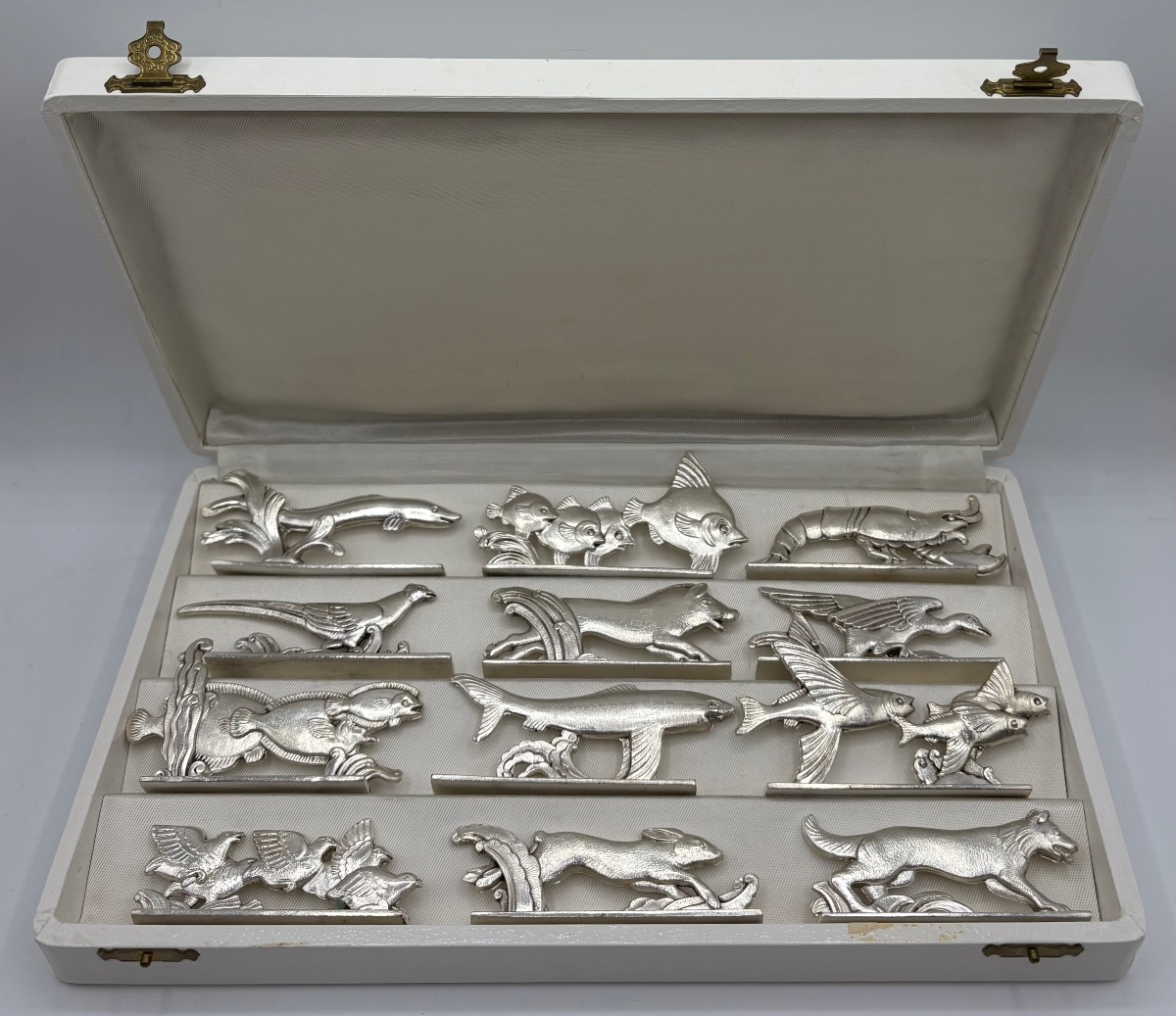 UN COFFRET DE DOUZE PORTES COUTEAUX DES ANNÉES 1930 EN MÉTAL ARGENTÉ DE CHEZ ORBRILLE-photo-2