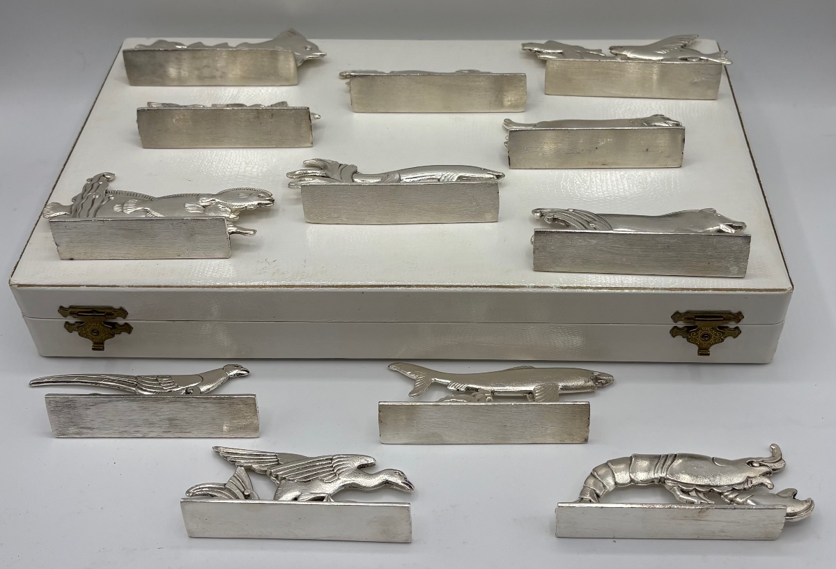 UN COFFRET DE DOUZE PORTES COUTEAUX DES ANNÉES 1930 EN MÉTAL ARGENTÉ DE CHEZ ORBRILLE-photo-4