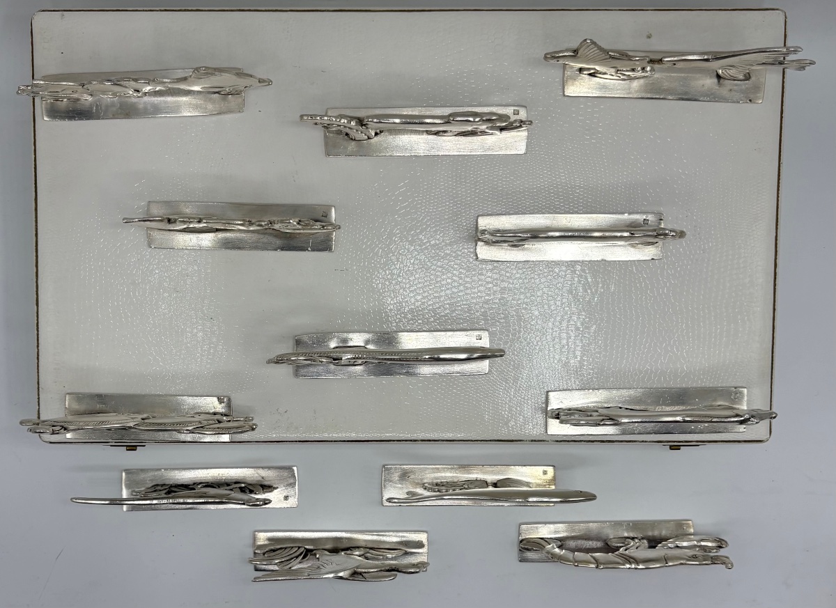 UN COFFRET DE DOUZE PORTES COUTEAUX DES ANNÉES 1930 EN MÉTAL ARGENTÉ DE CHEZ ORBRILLE-photo-1