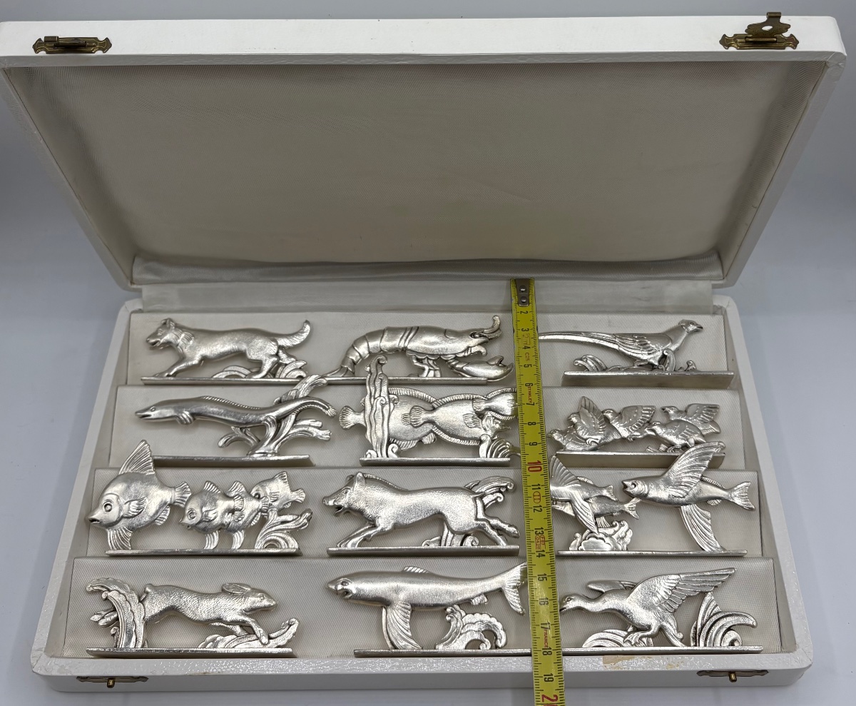 UN COFFRET DE DOUZE PORTES COUTEAUX DES ANNÉES 1930 EN MÉTAL ARGENTÉ DE CHEZ ORBRILLE-photo-5