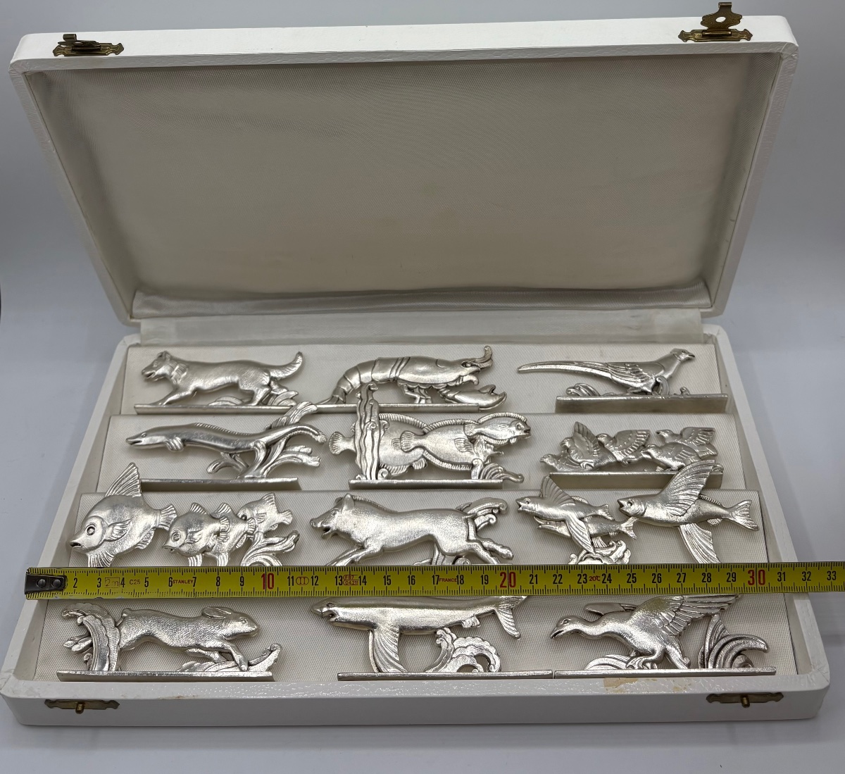 UN COFFRET DE DOUZE PORTES COUTEAUX DES ANNÉES 1930 EN MÉTAL ARGENTÉ DE CHEZ ORBRILLE-photo-6
