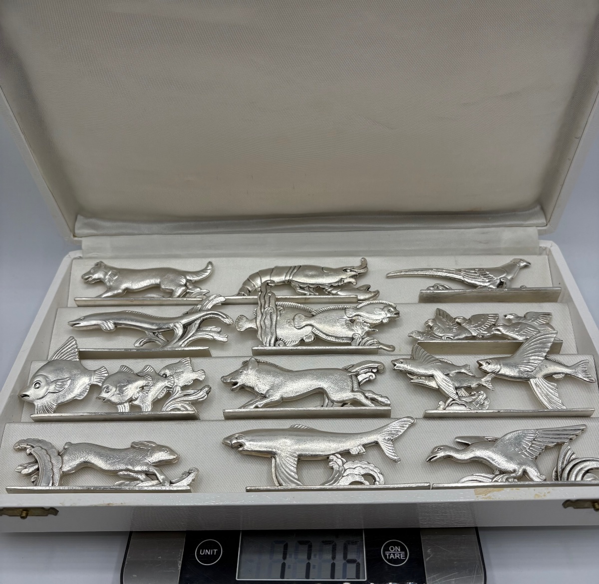 UN COFFRET DE DOUZE PORTES COUTEAUX DES ANNÉES 1930 EN MÉTAL ARGENTÉ DE CHEZ ORBRILLE-photo-7
