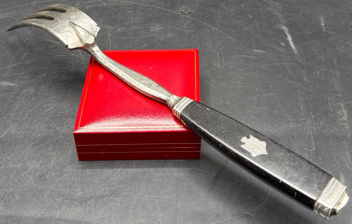 GRANDE FOURCHETTE À VIANDE EN ÉBÈNE FER FORGÉ ET ARGENT VERS 1830 FRANÇAISE