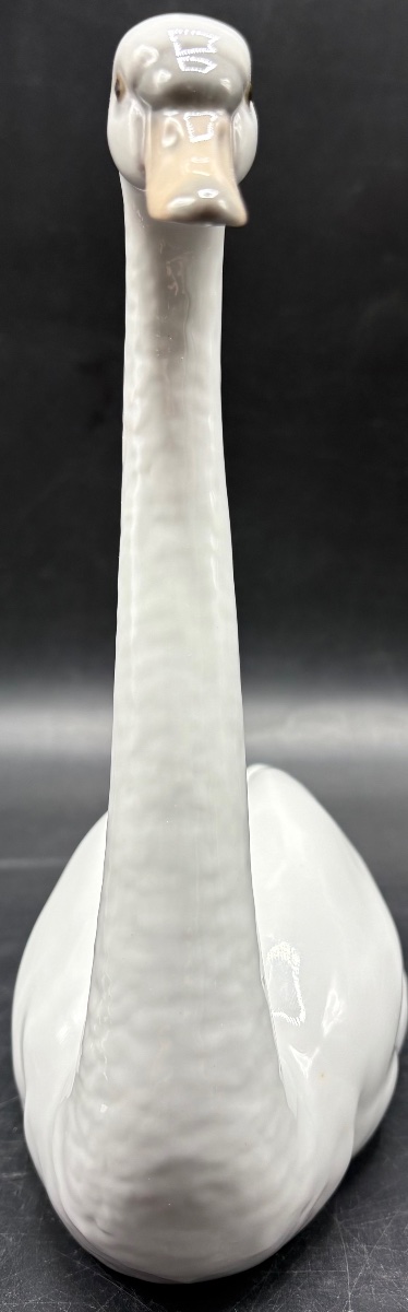 Glazed Porcelain Swan Figurine From The 1983 Lladro Collection-photo-2